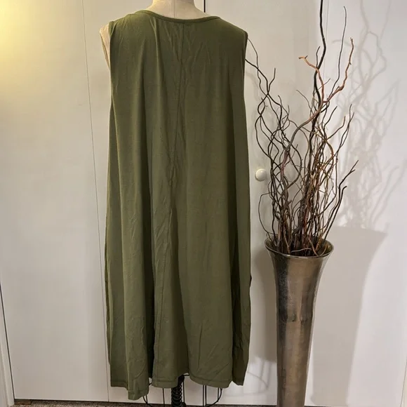 D & co beach green sleeveless Mitty scoop neck dress with pockets - Picture 4 of 6